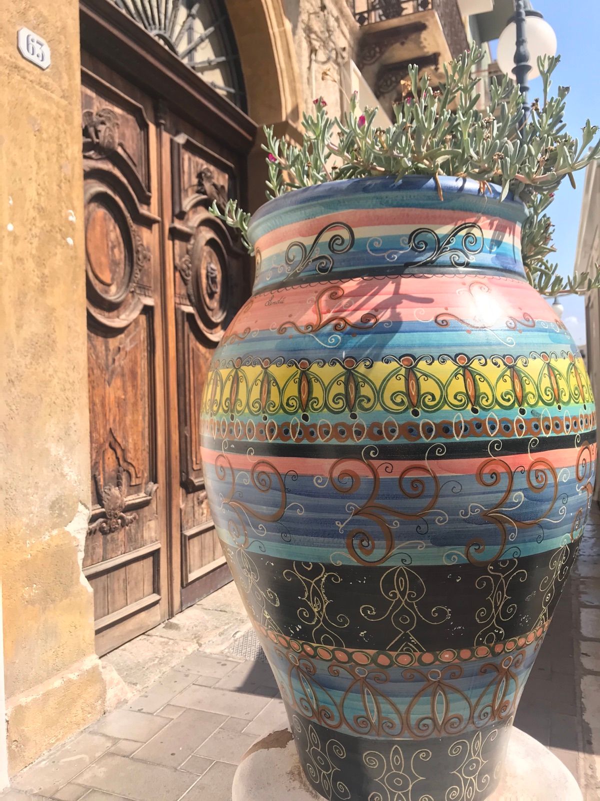 Giare di ceramica nel centro storico di Mazara del Vallo