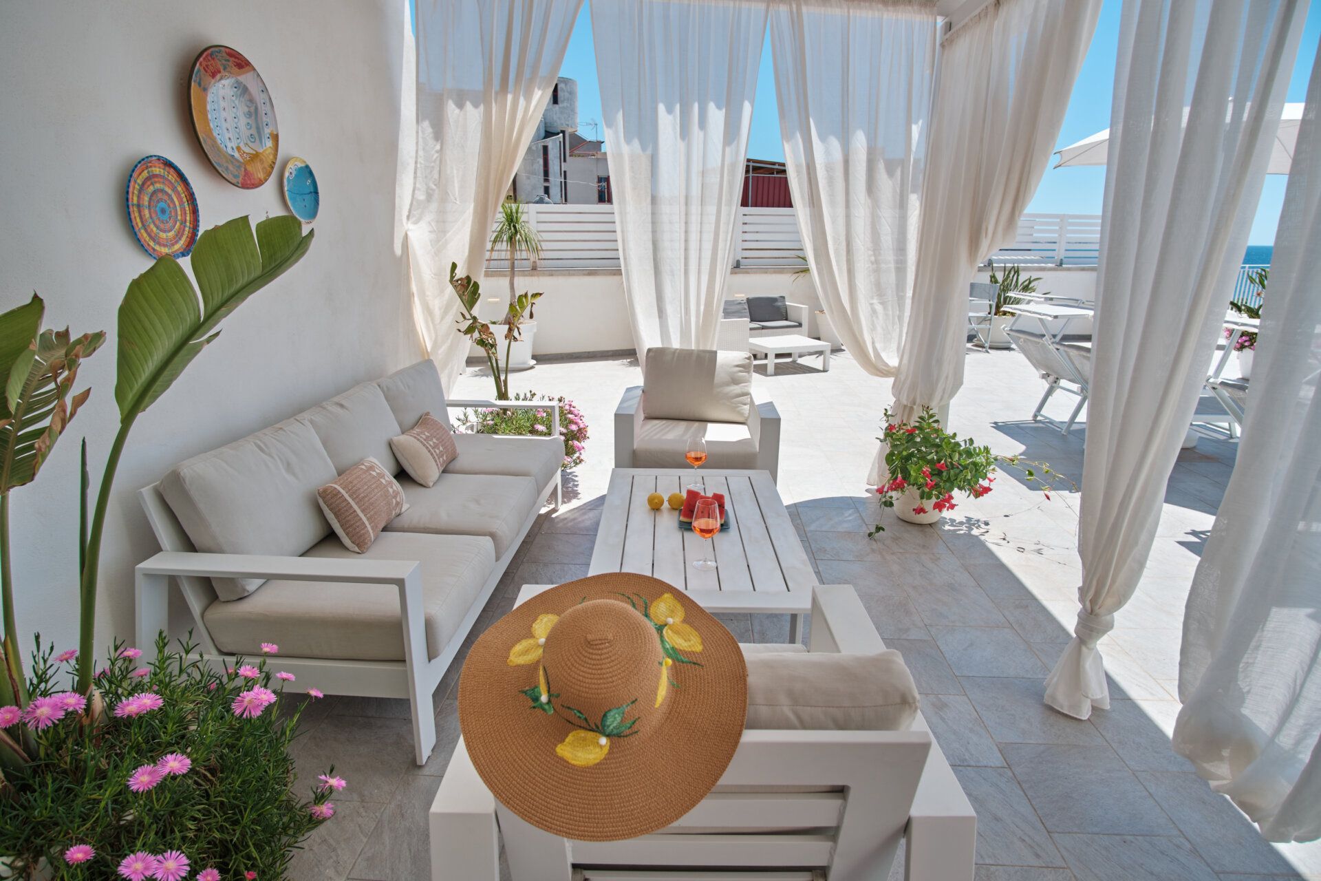 Pranzo all’aperto sulla terrazza condivisa — Sunset Terrace Mazara del Vallo