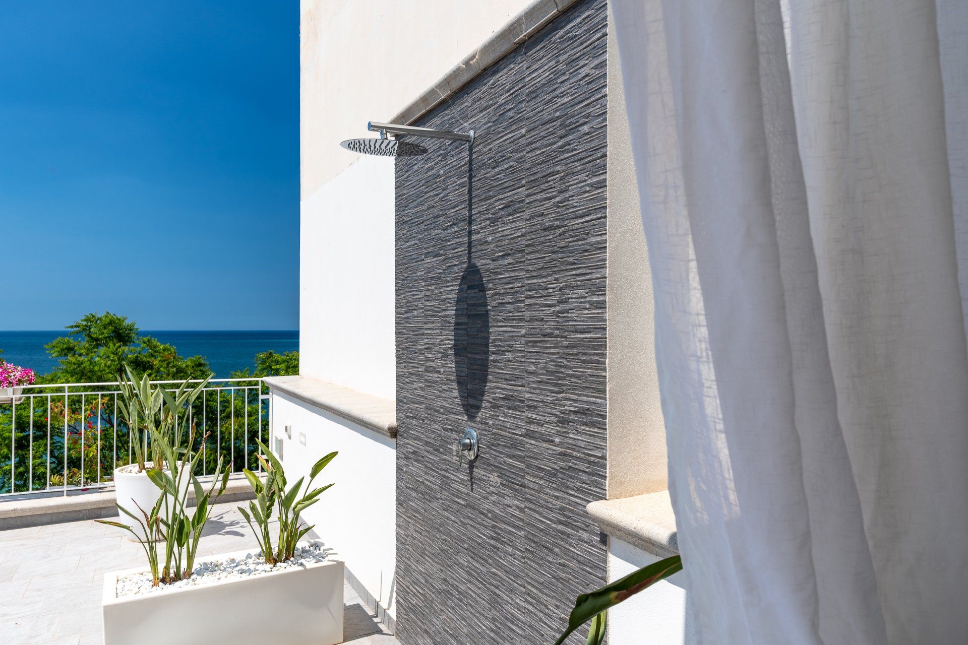 Una delle due docce esterne con acqua calda sulla terrazza condivisa — Sunset Terrace Mazara del Vallo