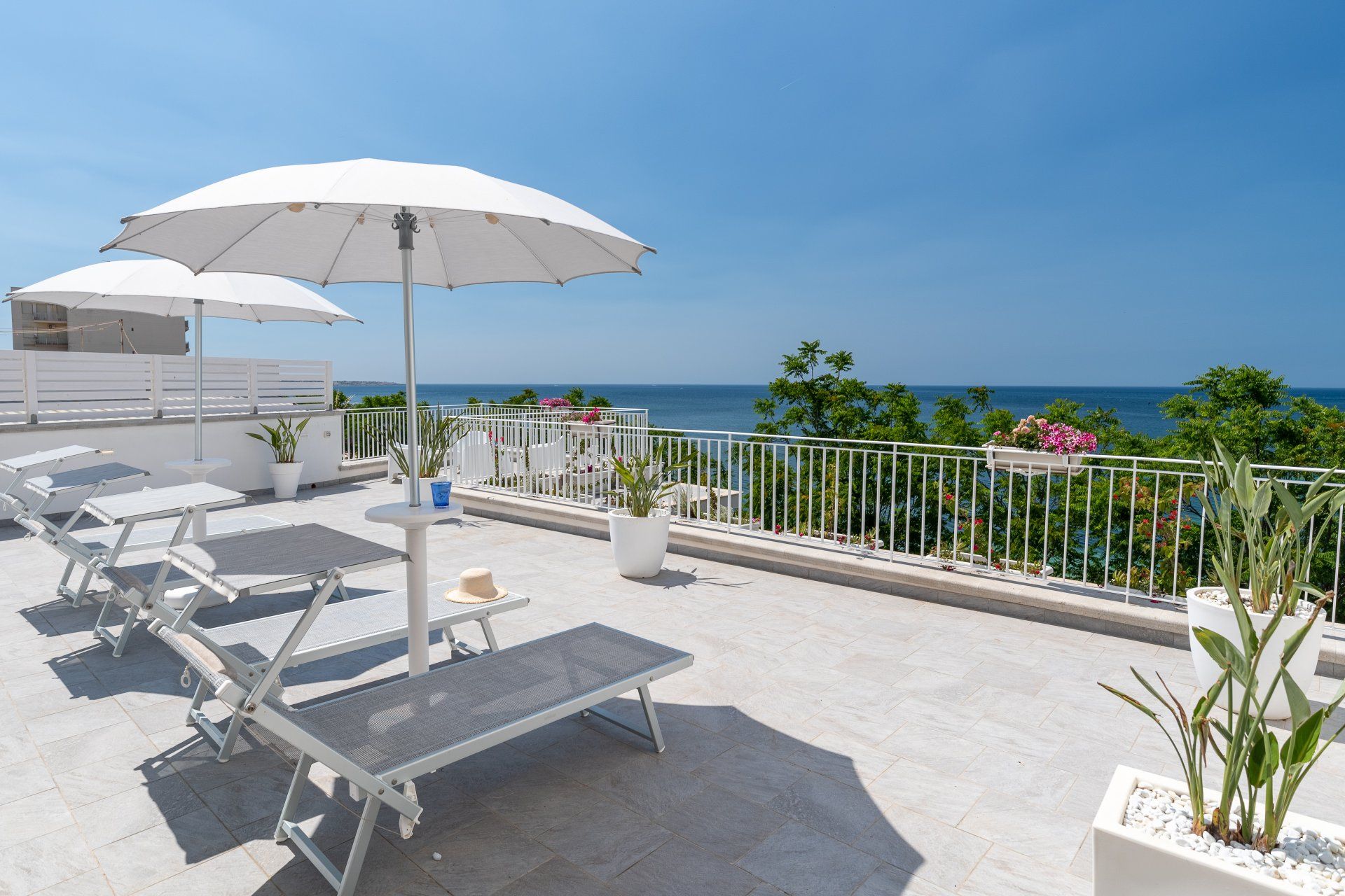 Lettini e ombrellone affacciati sul mare, sulla terrazza — Sunset Terrace Mazara del Vallo