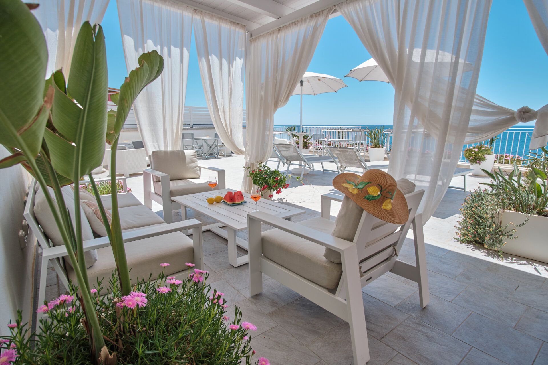La terrazza condivisa, il mare incorniciato dalle tende — Sunset Terrace Mazara del Vallo